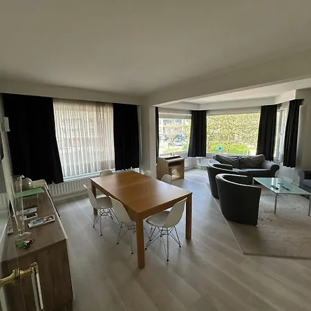 3 Bedroom Nearby The Sea Apartment Ostend