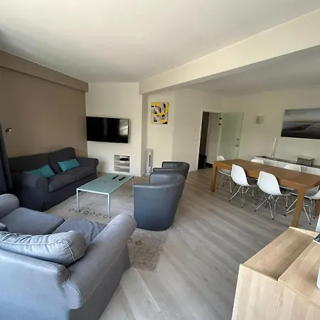 3 Bedroom Nearby The Sea