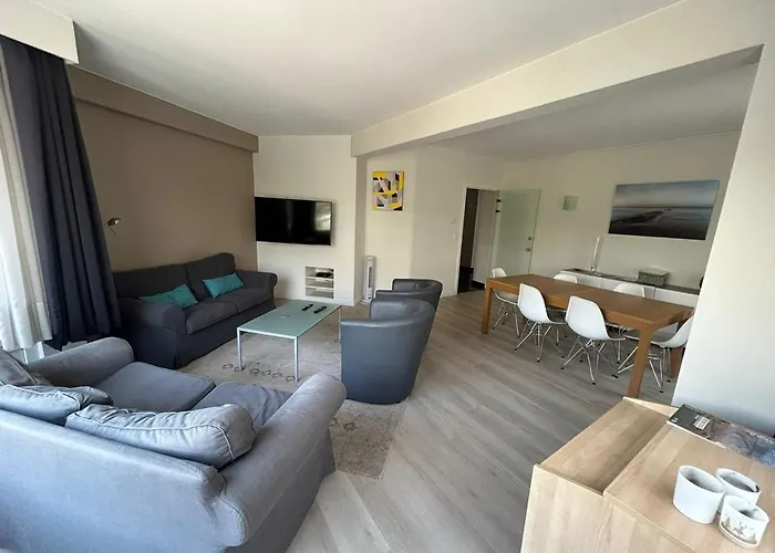 3 Bedroom Nearby The Sea